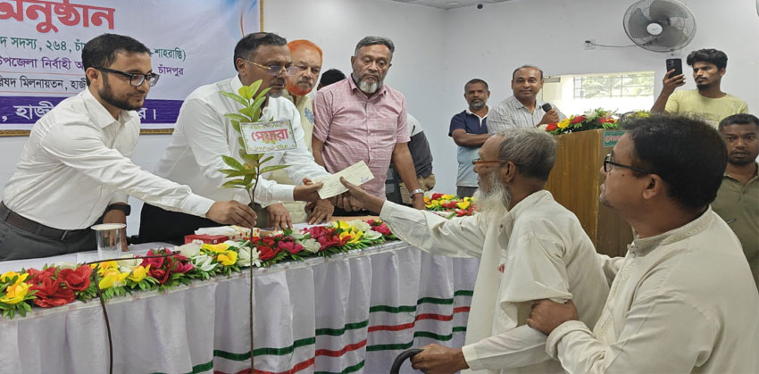 হাজীগঞ্জে দুস্থ-অসহায় পরিবারের মাঝে অনুদানের চেক ও গাছের চারা বিতরণ