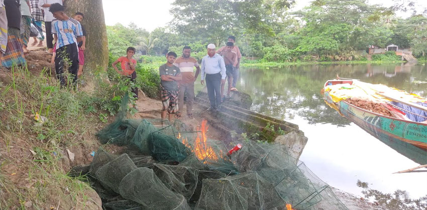 কচুয়ায় ১২০টি অবৈধ চায়না দুয়ারি জাল জব্দ, পুড়িয়ে ধ্বংস
