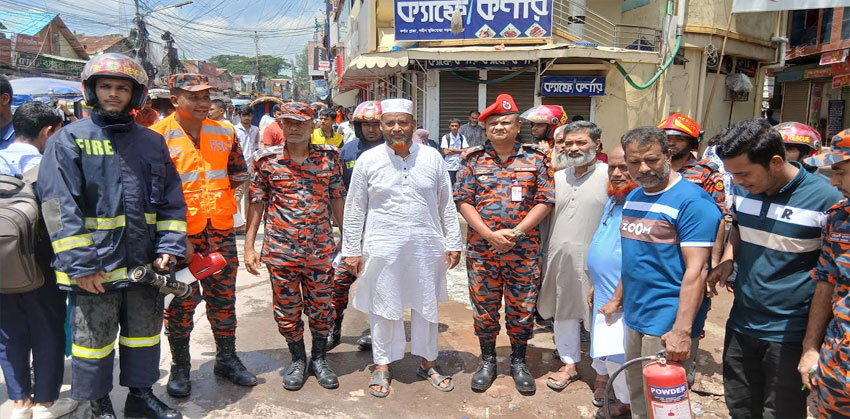 জনসচেতনতায় চাঁদপুর ফায়ার সার্ভিসের অগ্নিনির্বাপণ মহড়া