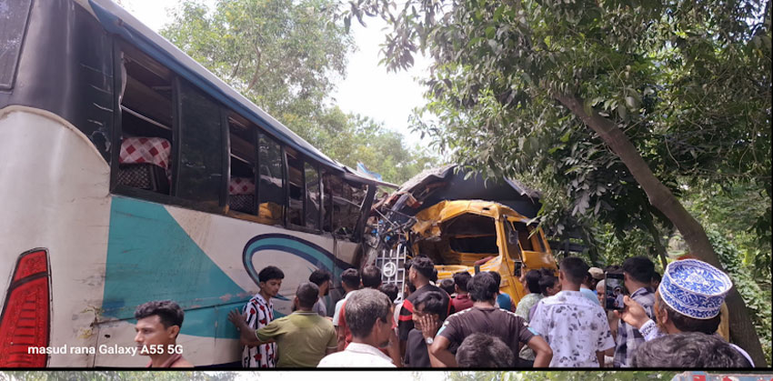 শাহরাস্তিতে বাস-ট্রাকের মুখোমুখি সংঘর্ষে মৃত্যুর মিছিলে যুক্ত হল ৩ টি  তাজা প্রাণ, আহত ১৫