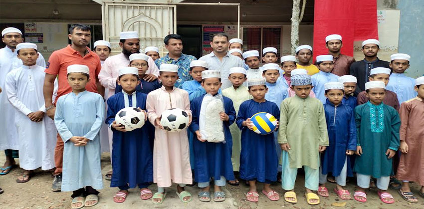 কচুয়ায় যুবকদের মাঝে চেয়ারম্যান প্রার্থী আব্দুল কাহার মজুমদারের ক্রীড়া সামগ্রী বিতরণ