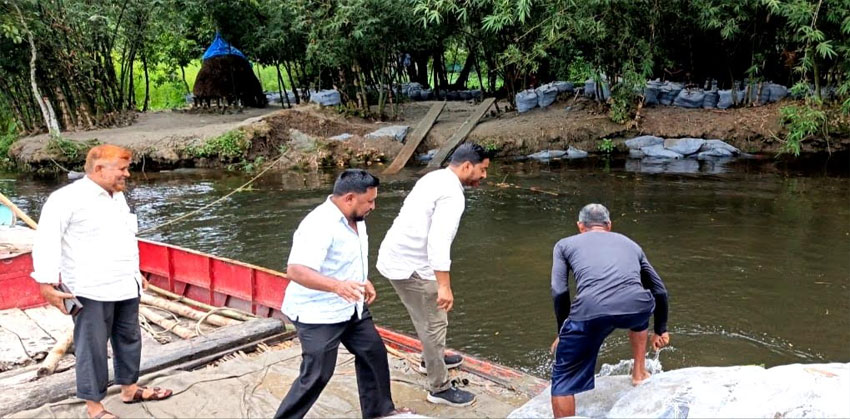 এমপির নির্দেশনায় শাহমাহমুদপুরের পাইকদীতে নদীভাঙন রোধে জিও ব্যাগ ফেলার কাজ শুরু