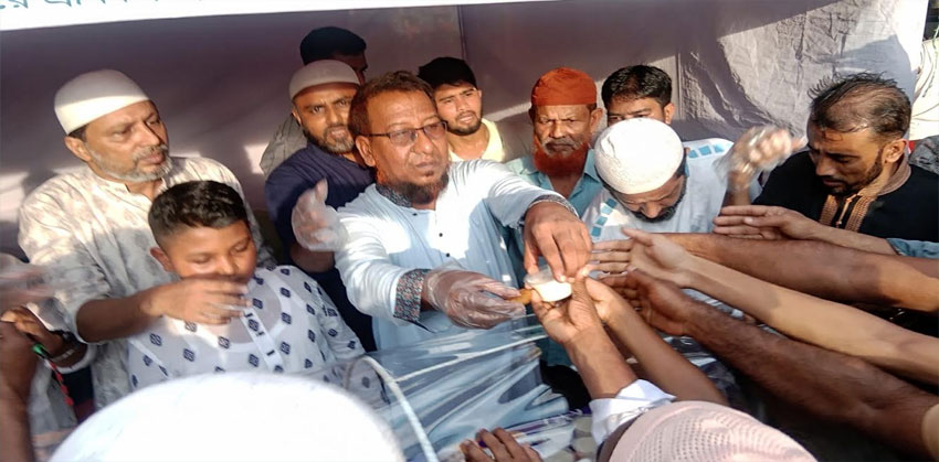চাঁদপুরে ঈদে মিলাদুন্নবী উপলক্ষে ৫ হাজার মানুষের মাঝে পিঠা-পায়েস বিতরণ