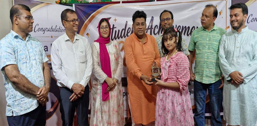 চাঁদপুরে আপন কিডস স্পোকেন ইংলিশ সেন্টারের দুই কৃতি শিক্ষার্থীকে সংবর্ধনা