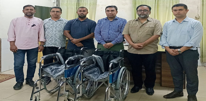 চাঁদপুর সদর হাসপাতালে ২টি হুইল চেয়ার দিল এস এসসি ৯৮ ব্যাচ সমাজ কল্যান সংস্থা