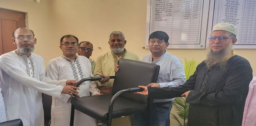 শাহরাস্তিতে স্কুলে আধুনিক লাইব্রেরি, ২৬ চেয়ার দিলেন সভাপতি আবু ইউসুফ রুপন