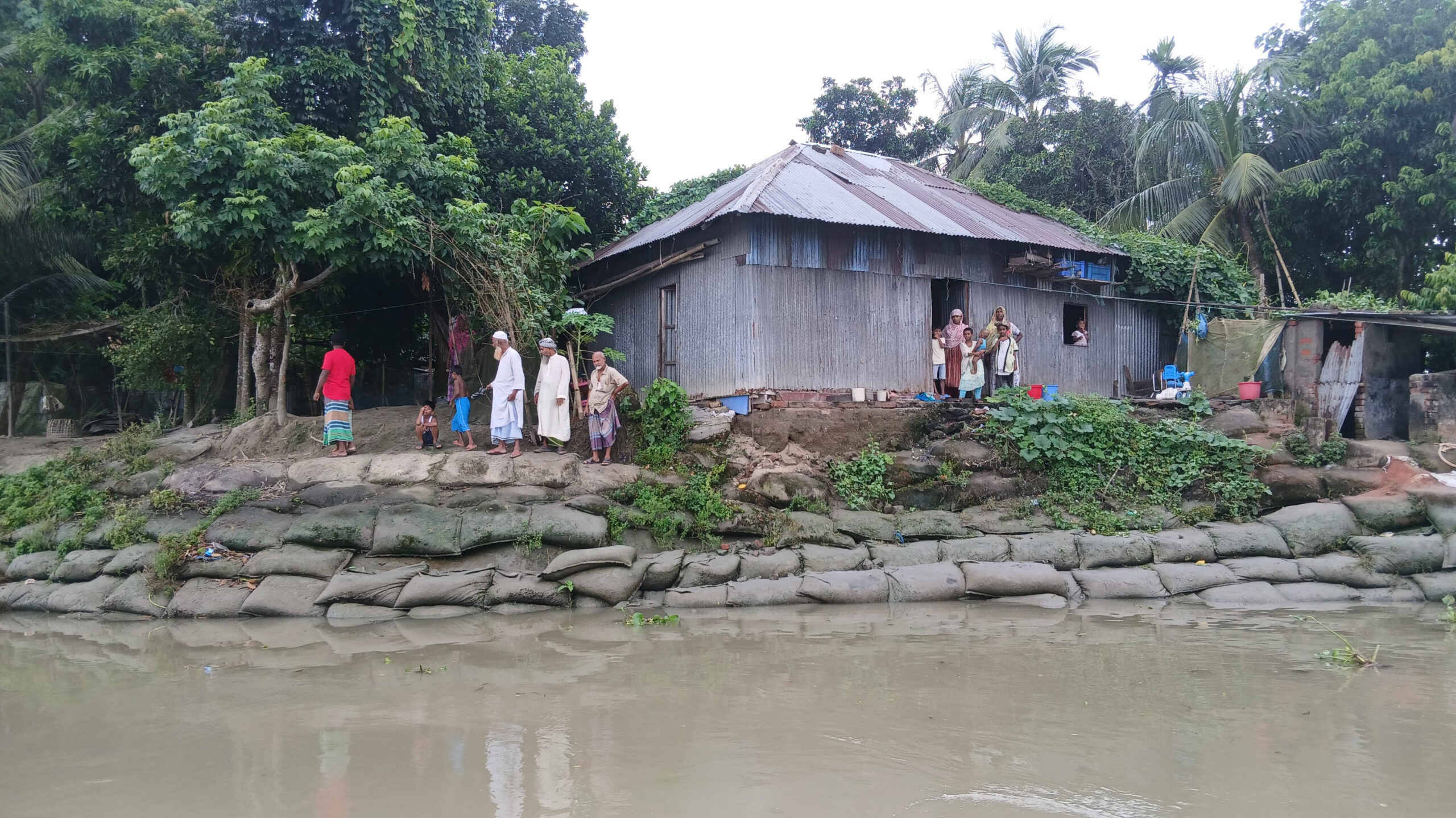 চাঁদপুরে হঠাৎ ডাকাতিয়ার ভাঙনে আতঙ্কে রঘুনাথপুরের অর্ধশত পরিবার