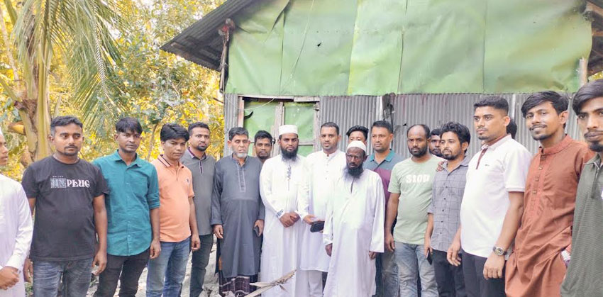 কচুয়ায় নওমুসলিমের ঘর নির্মাণ করে দিচ্ছেন চেয়ারম্যান প্রার্থী আব্দুল কাহার মজুমদার