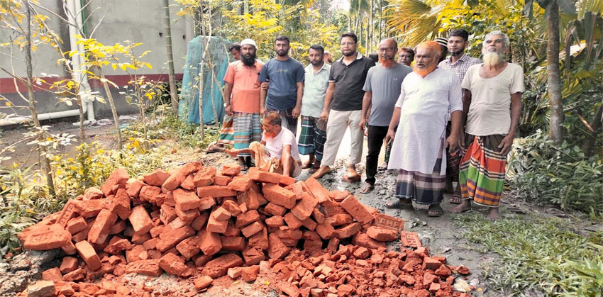 কচুয়া কাঁচা রাস্তা সংস্কার করে প্রশংসায় স্থানীয় বিএনপি নেতাকর্মীরা