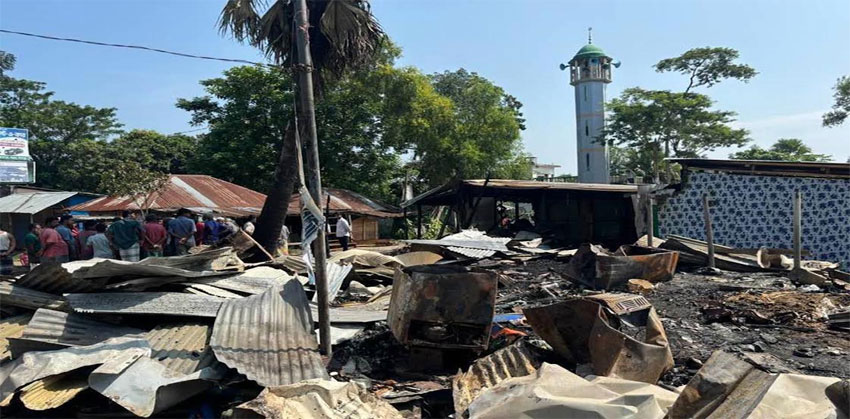 কচুয়ার গাজীর বাজারে আগুনে পুড়ল পাঁচ ব্যবসাপ্রতিষ্ঠান