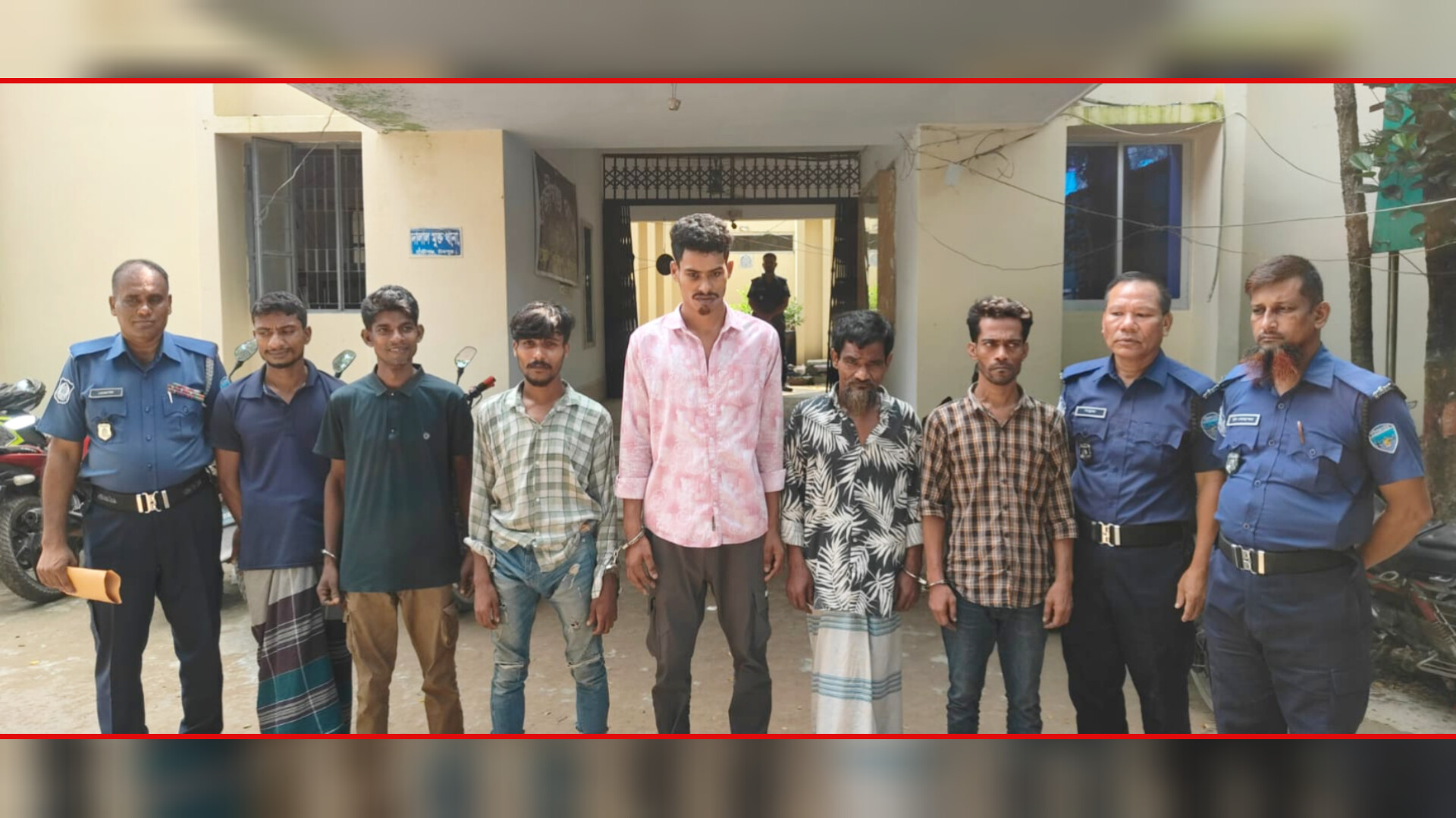 হাজীগঞ্জে পুলিশের পৃথক অভিযানে ইয়াবা-গাঁজাসহ গ্রেপ্তার ৫