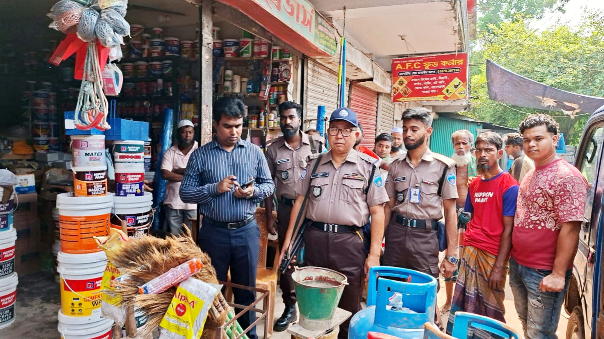 নানা অপরাধে মহামায়া বাজারের দুই প্রতিষ্ঠানকে ২০ হাজার টাকা জরিমানা