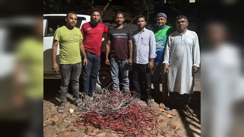 গভীর রাতে বিদ্যুৎ বিভাগের অভিযান! হাজীগঞ্জ-কচুয়া-শাহরাস্তিতে অবৈধ সংযোগ বিচ্ছিন্ন